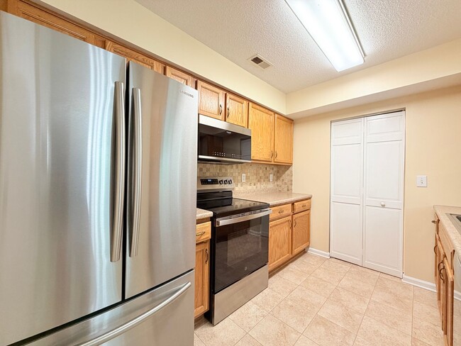 Photo - Bright 2 bed end unit Williamsburg