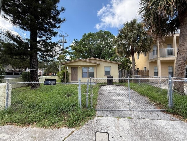 Building Photo - 502 18th St