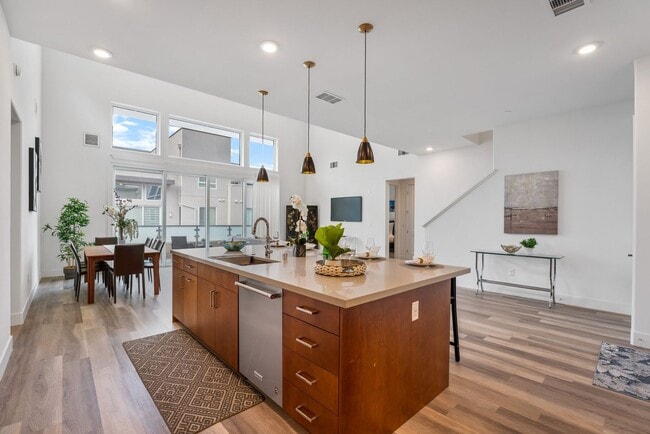 Building Photo - Gorgeous penthouse condo in East Industrial neighborhood – Fremont! Unit 306