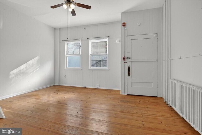 Building Photo - 2536 Amber St Unit 1F