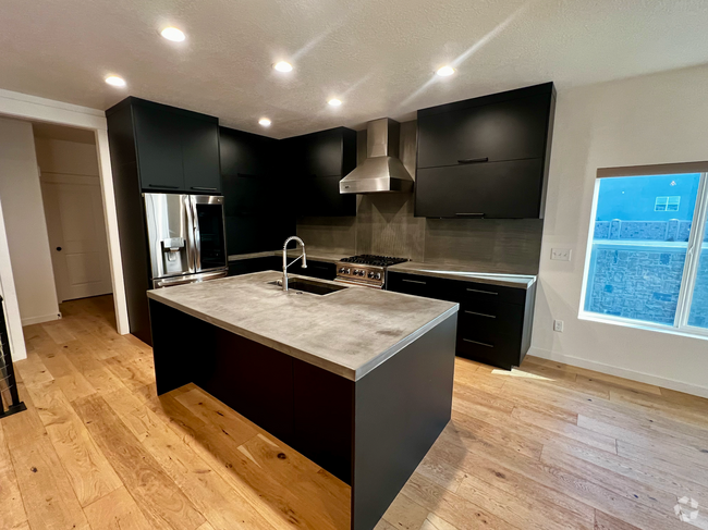 Building Photo - Modern 5 bedroom home for rent in Spanish ...