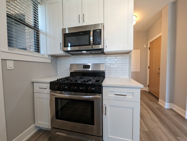 Photo - 3943 N Janssen Ave Unit 3943.5-2E