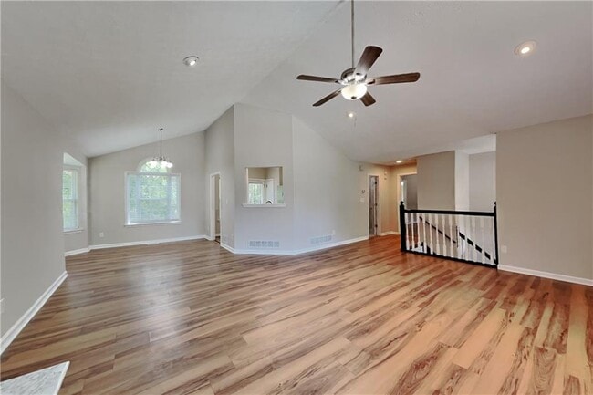 Photo - 460 Highlander Way