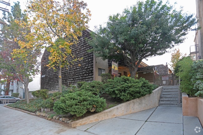 Building Photo - 18650 Hatteras St Rental