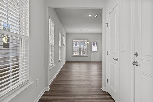 Photo - Gorgeous New Construction! Updated Kitche... Casa