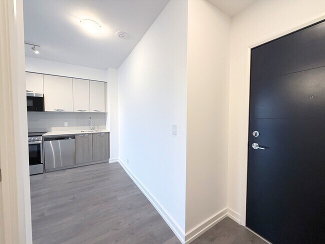 Photo - 75 James St S Unit 824