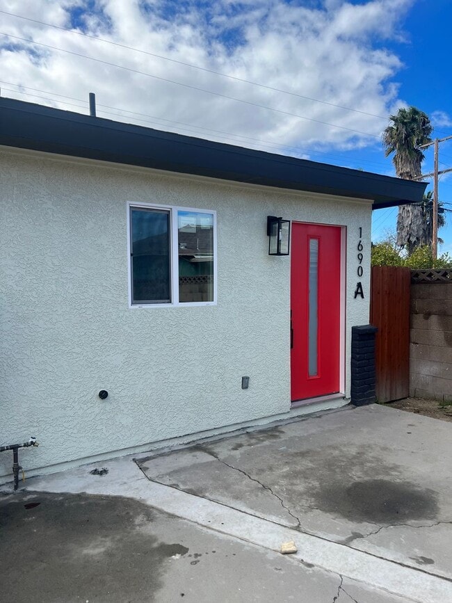 Building Photo - Plymouth Unit 1690 E Plymouth St,  A