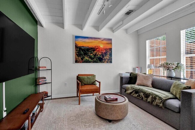 Photo - 211 Lessin Ln