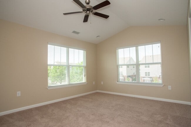 Building Photo - 3 Bedroom Townhouse at the Woodlands - END Unit #201