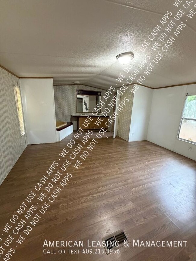 Photo - 102 Hornet Ln