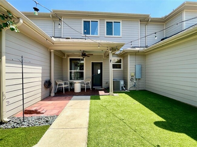 Photo - 402 Crater Lake Dr