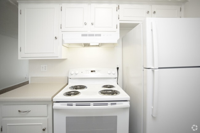 2BR, 1BA - 920 SF