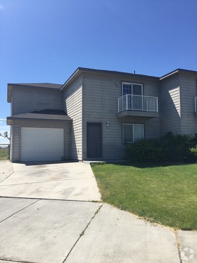 Building Photo - 3 bedroom 2.5 bath with and fenced yard Rental