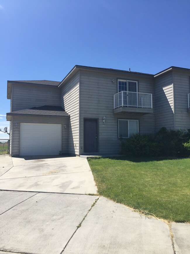 3 bedroom 2.5 bath with and fenced yard - 3 bedroom 2.5 bath with and fenced yard Casa