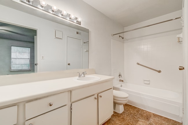 1BR, 1BA - 633SF - Bathroom