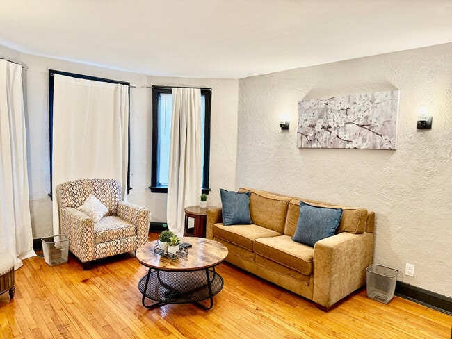 Building Photo - 5601 S Sacramento Ave Unit SI ID1521929P