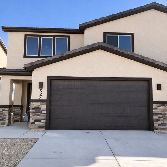 Building Photo - Spacious 4 bed 2.5 bath Townhome in Hurricane Heights Unit 175