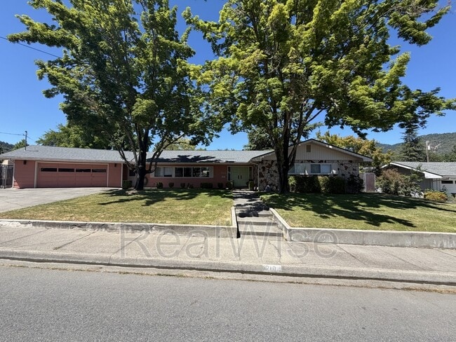 Photo - 710 NW Midland Ave