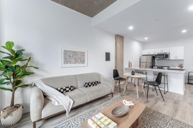 Building Photo - 10 Commerce Ct Unit 7H