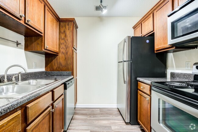 Renovated Apartment Homes - The Commons Rental