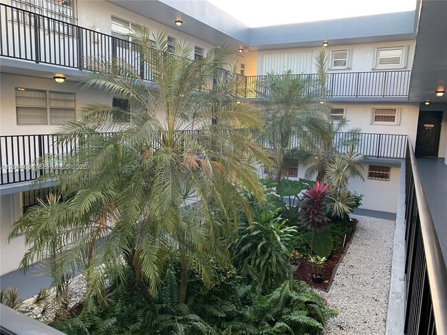 Building Photo - 2460 SW 18th Ave Unit 1205
