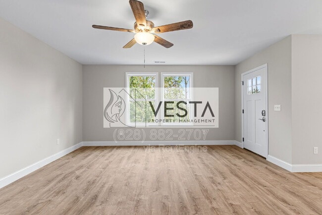 Photo - 376 Hague Dr