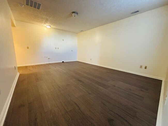 Photo - 310 Wakeman Ct NE