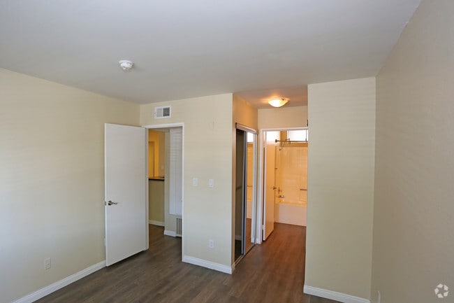 Chateau Woodley Hart Apartments