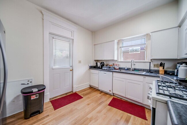 Photo - Ultimate 6-Bedroom House with Spacious Liv...