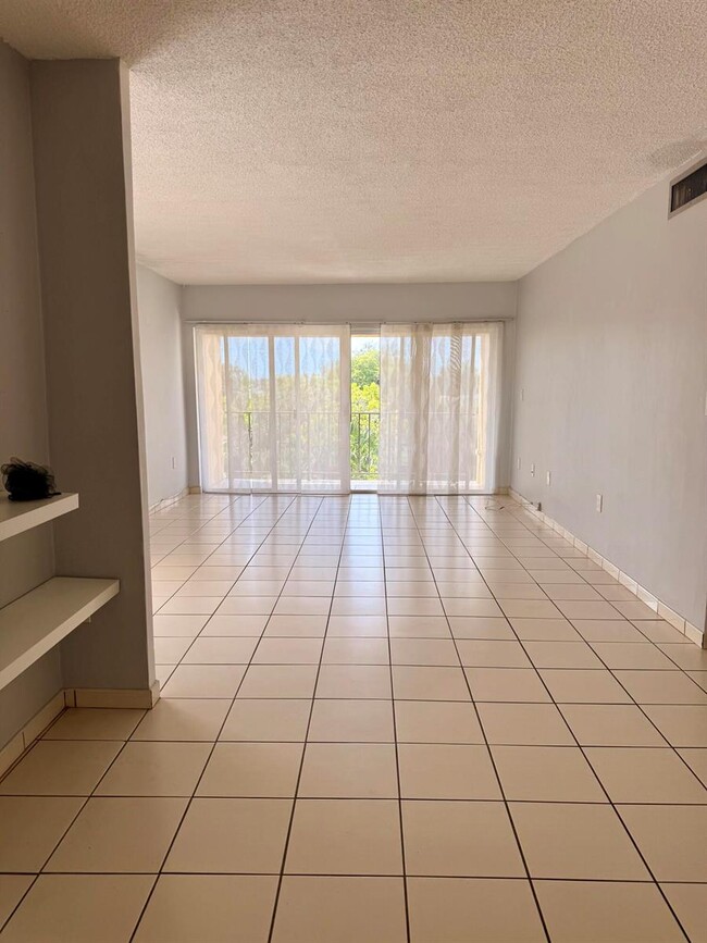 Building Photo - 8775 Park Blvd Unit 412