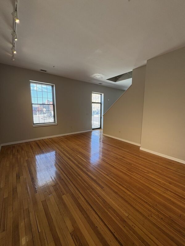 Building Photo - 125 W Saratoga St Unit 305