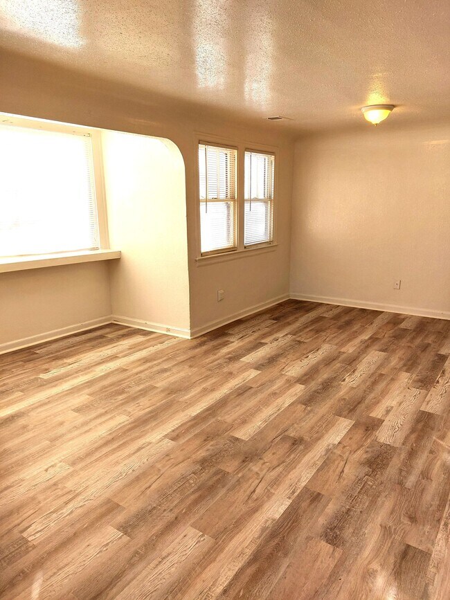 Photo - (820 23rd Street)