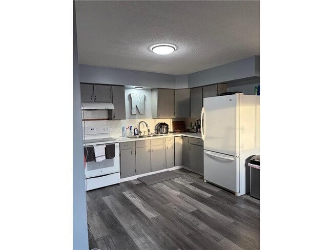 Building Photo - 102 Lake Ave S Unit 1