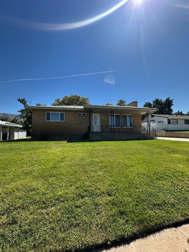 Modern 4-Bedroom South Ogden Home with 2 K... - Modern 4-Bedroom South Ogden Home with 2 K...