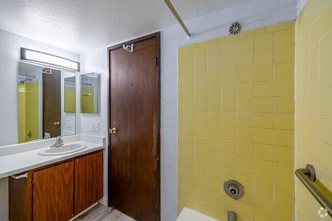2BR, 1BA - 975SF - Bathroom