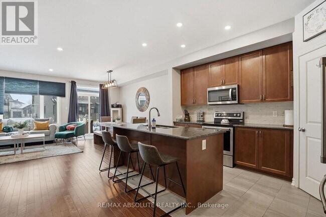 Photo - 741 Namur St