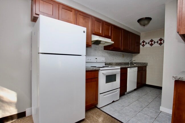 Photo - OAK MANOR -- 052