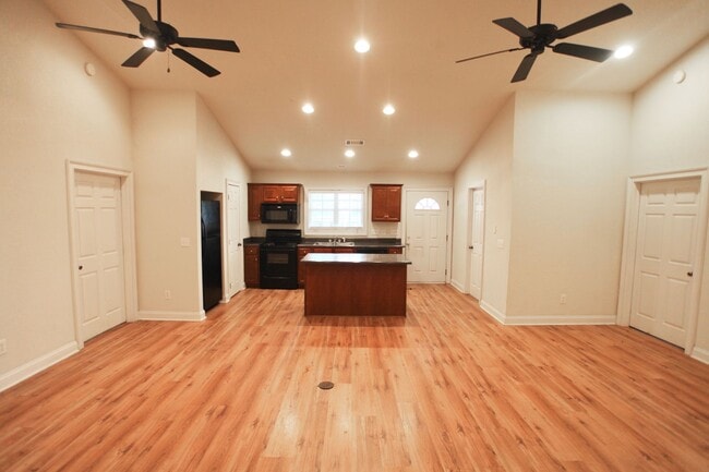 807 W Longleaf Dr