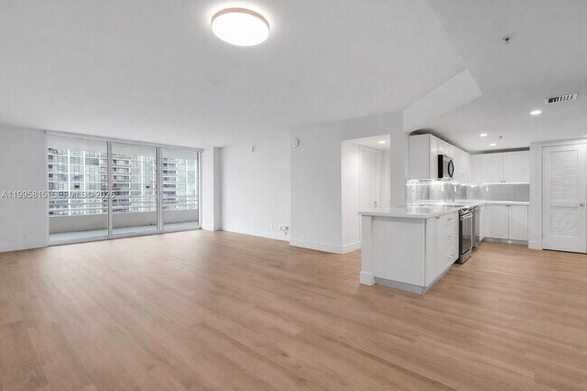 Photo - 555 NE 34th St Unidad 204