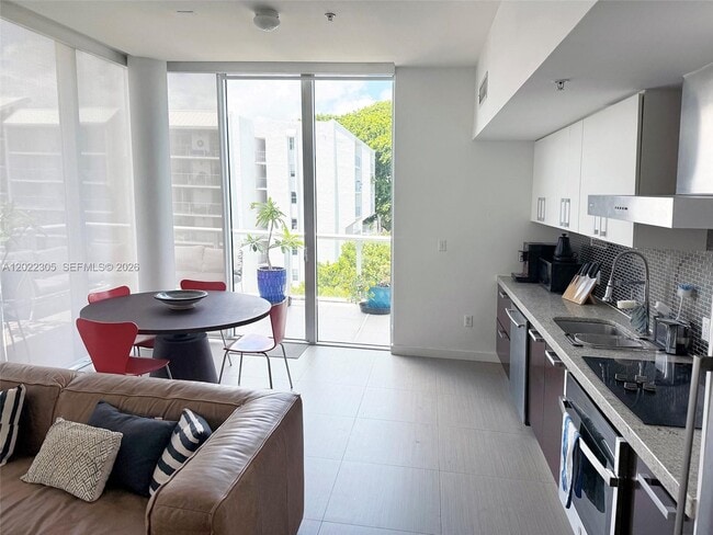 Photo - 720 NE 62nd St Unidad 501