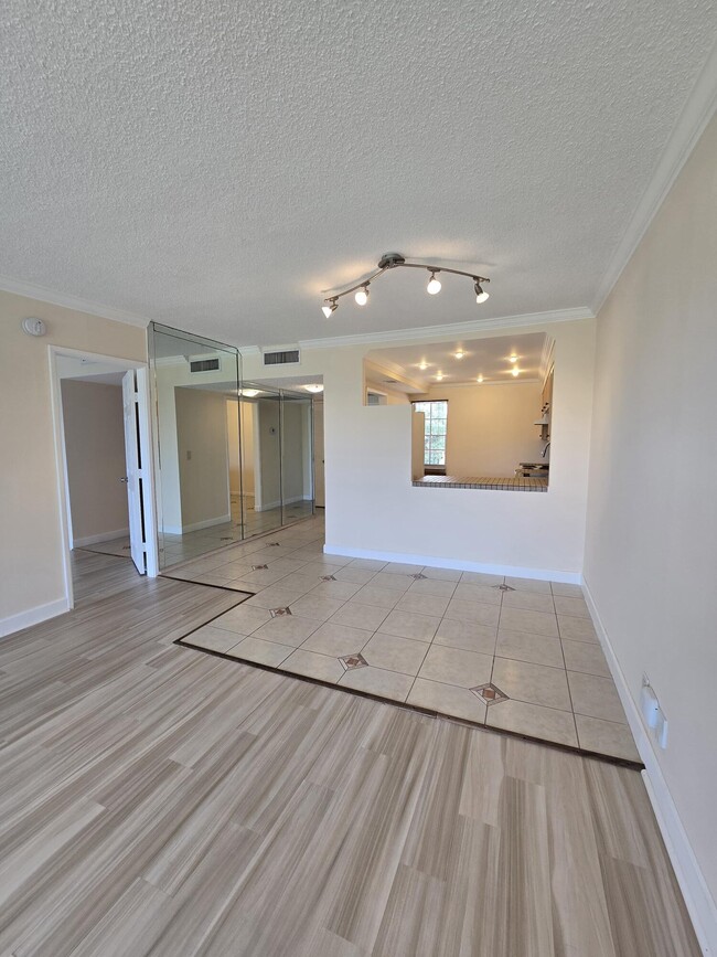 Building Photo - 2900 N Palm Aire Dr Unit 405
