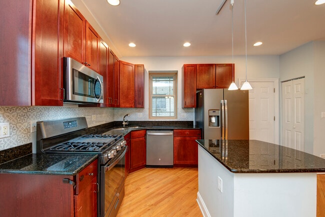 Photo - 911 Maple Ave