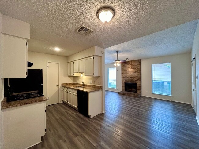 Building Photo - 2103 Courtney St Unit B