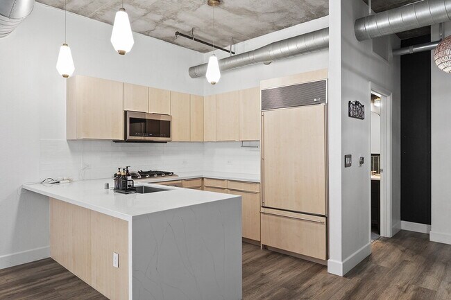 $3,695 - 1 Bed + Den / 1.5 Bath Condo at Parkloft Residence in Downtown San Diego
