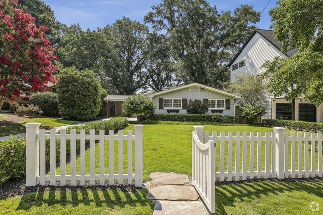 Building Photo - 2575 Sharondale Dr NE Rental
