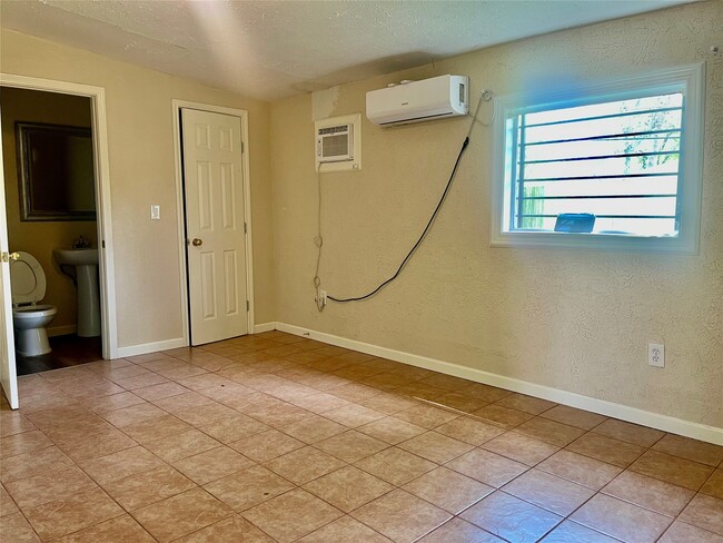 Photo - 547 W Obion Rd