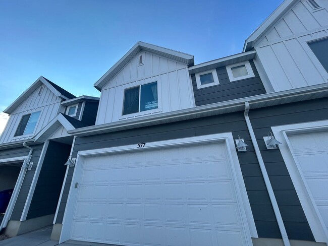 Building Photo - 3 Bedroom 3 Bathroom Townhouse in Saratoga Springs!