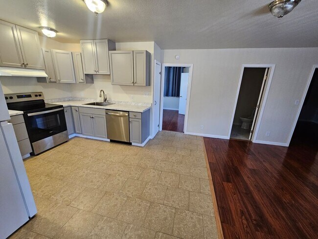 Photo - 932 1/2  H St Unidad #A