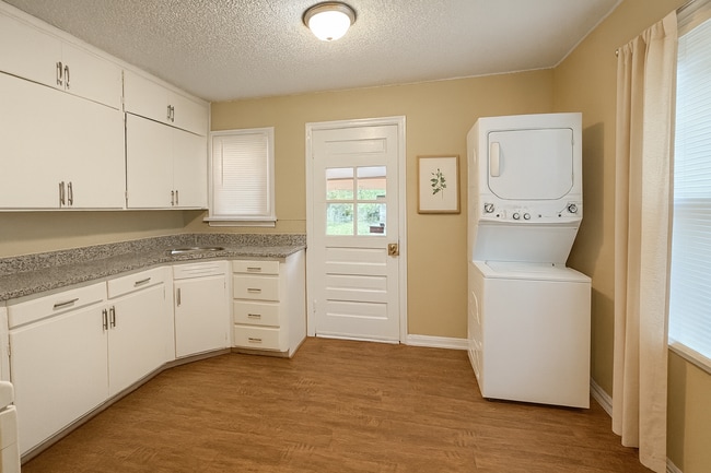 Photo - 517 E Rickenbacker Dr