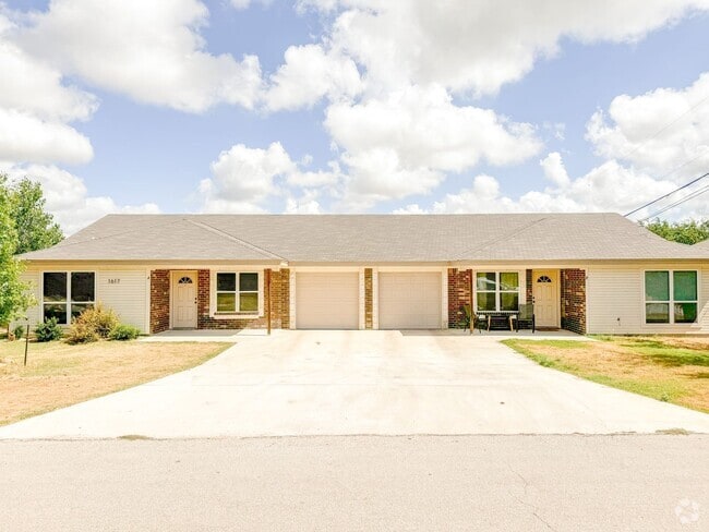 Building Photo - 1617 Pontotoc Trce Unit A Rental